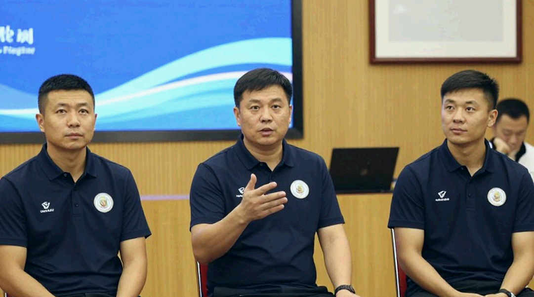 Marc White và Dorking Wanderers: Khi bóng đá hạng sáu nước Anh sống nhờ một con người