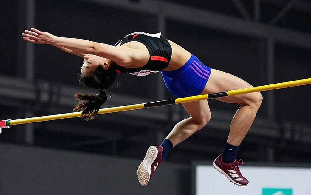 Ba người phụ nữ không tên và bục podium đầu tiên của chạy vòng lặp Anh